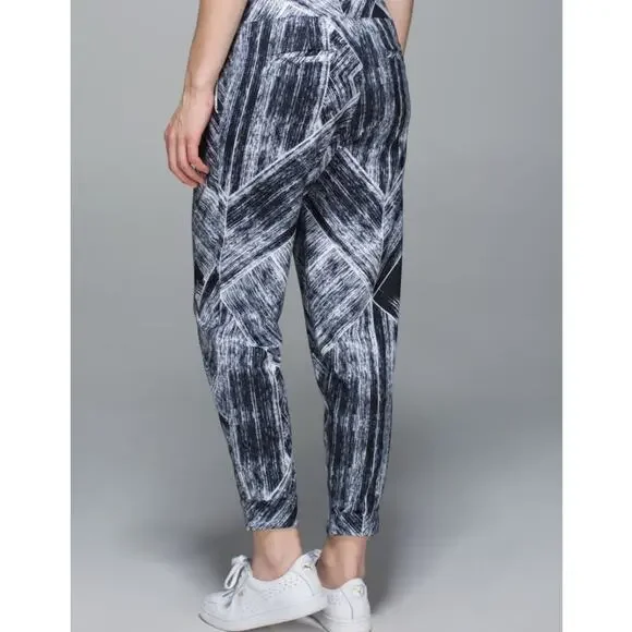 Lululemon Jet Crop *Full-On LuonHeat Wave White BlackSz 4 NWOT - Picture 2 of 10